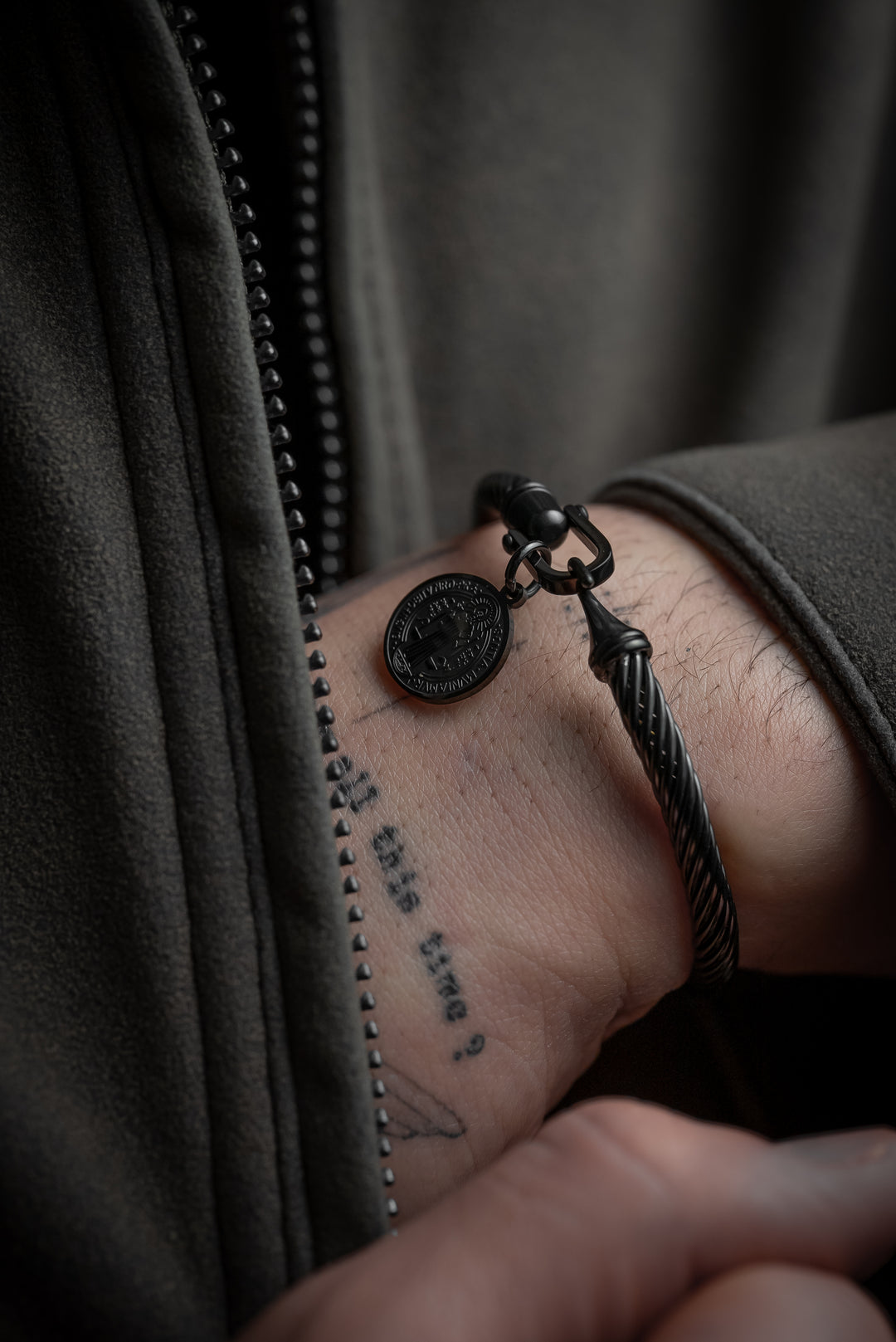 Brazalete Medalla de San Benito Black