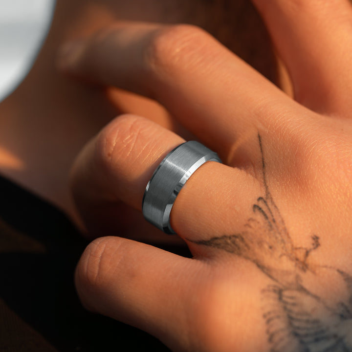 Anillo Essential Edge silver Carburo de Tungsteno