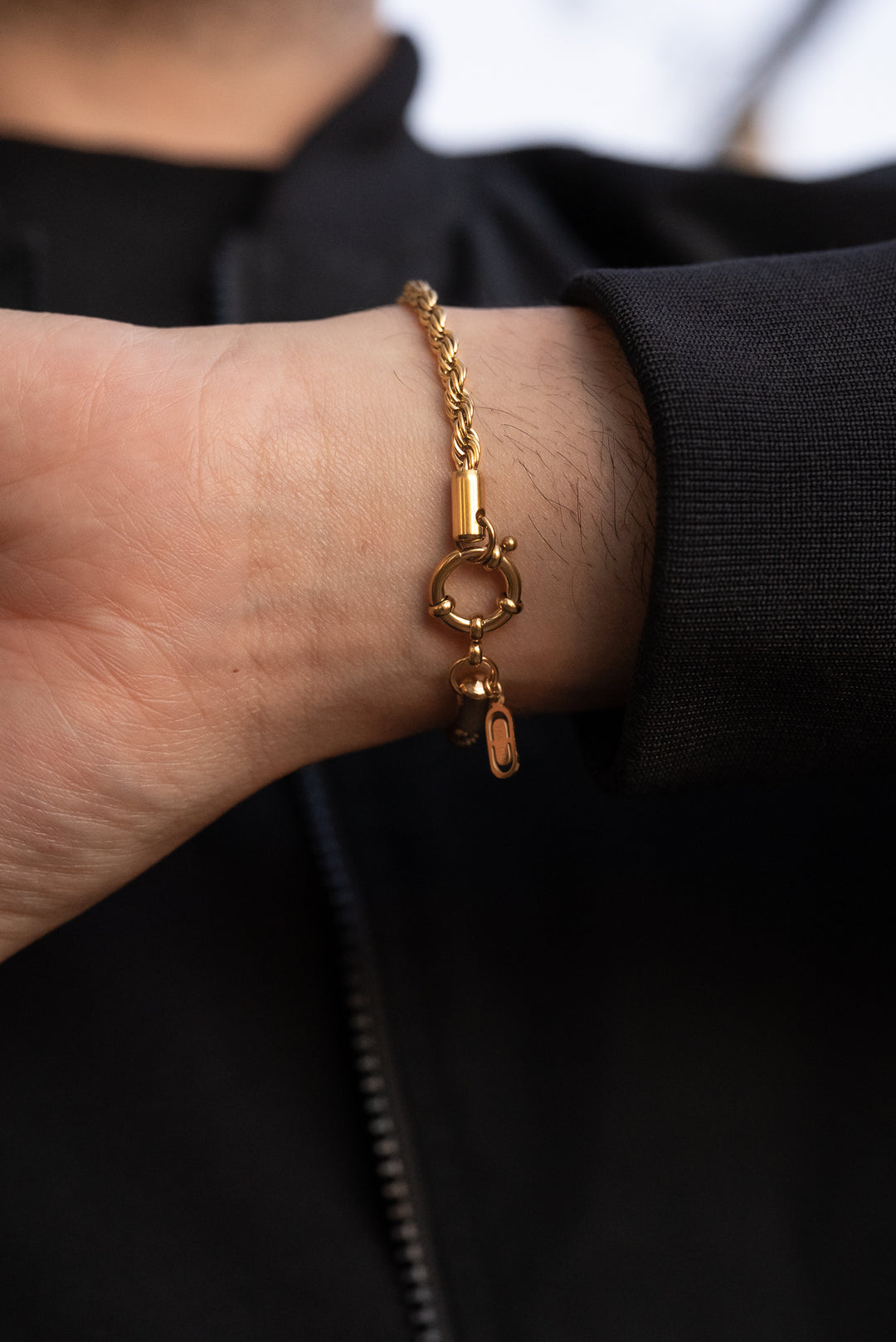 Brazalete Twisted Tourbillon Gold SS316L electroplatinado 18k