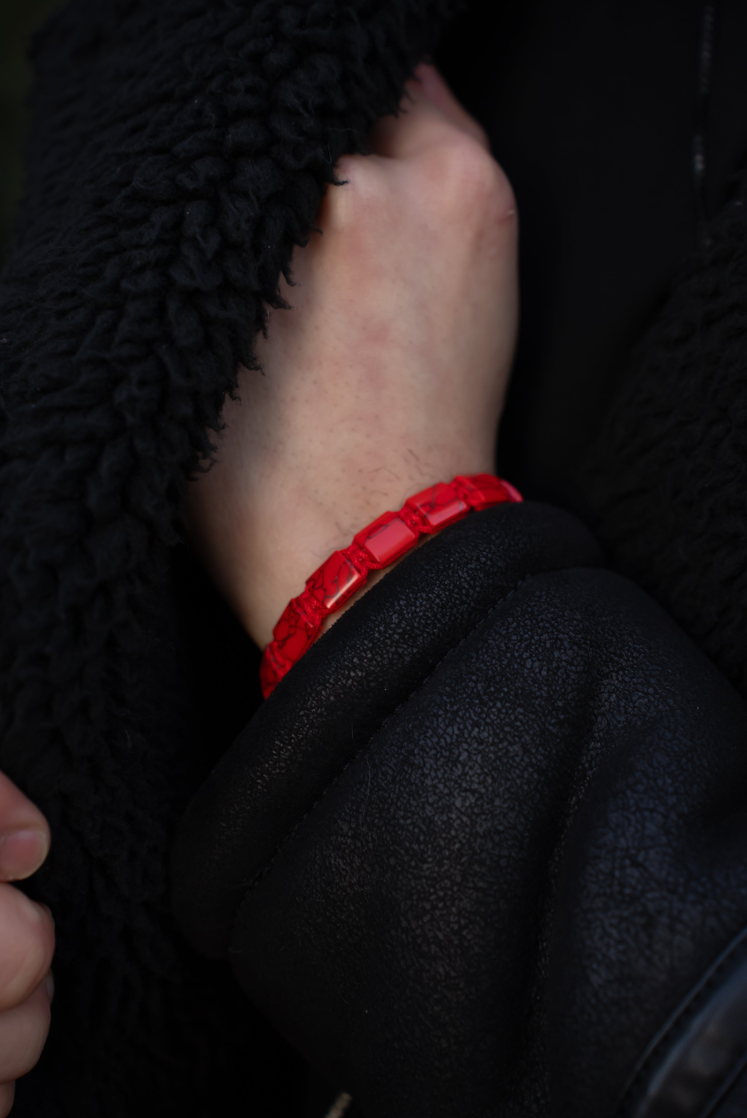 Pulsera Energy Howlita Red Private Collection – Kapriel