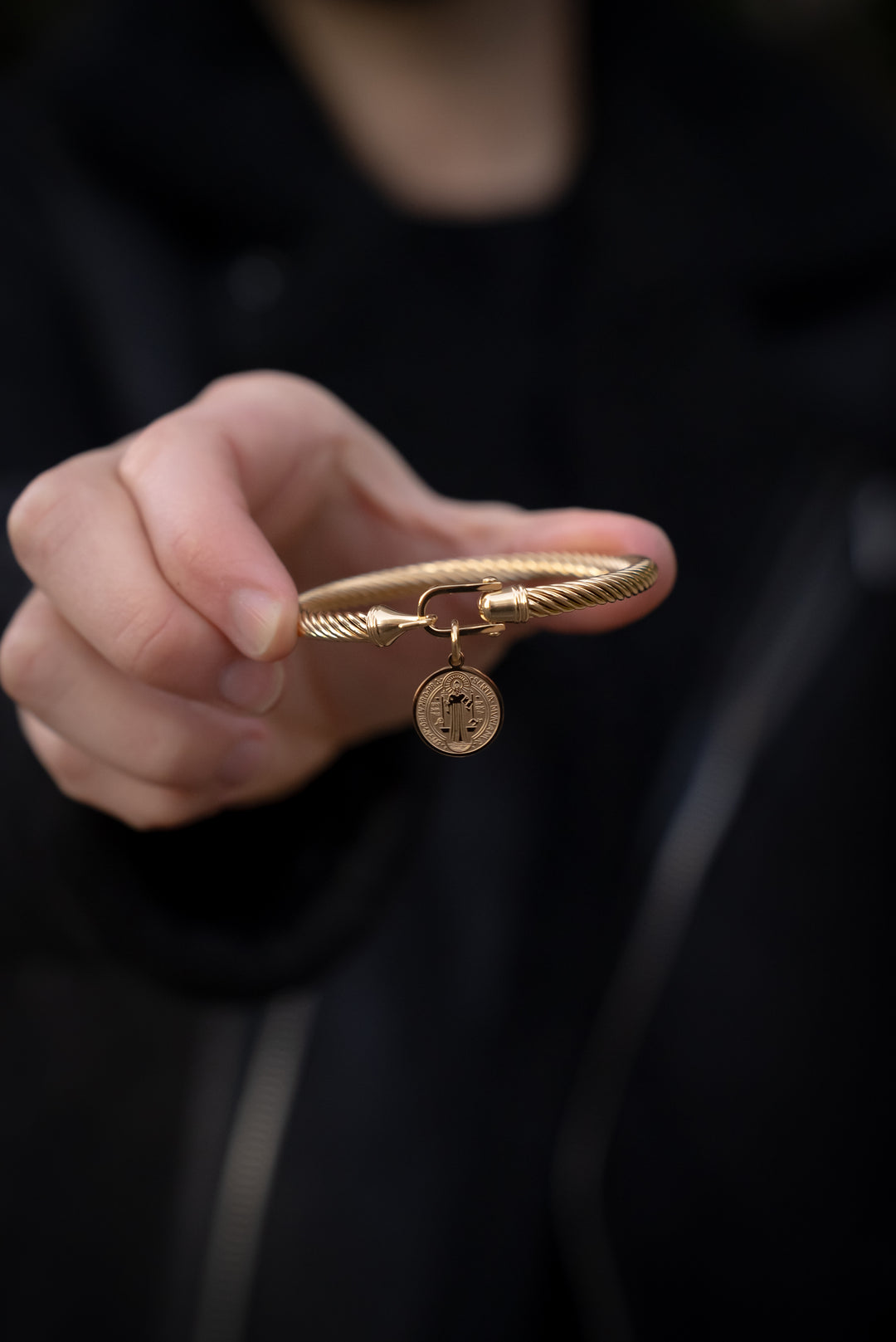 Brazalete Medalla de San Benito Electroplatinado Oro 18k