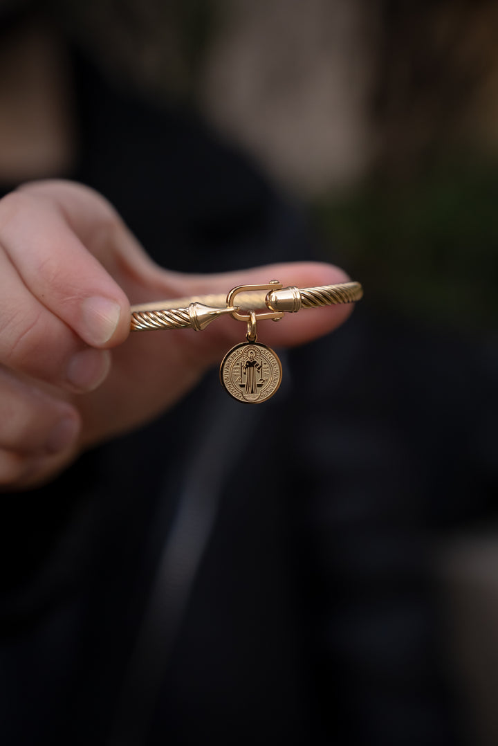 Brazalete Medalla de San Benito Electroplatinado Oro 18k