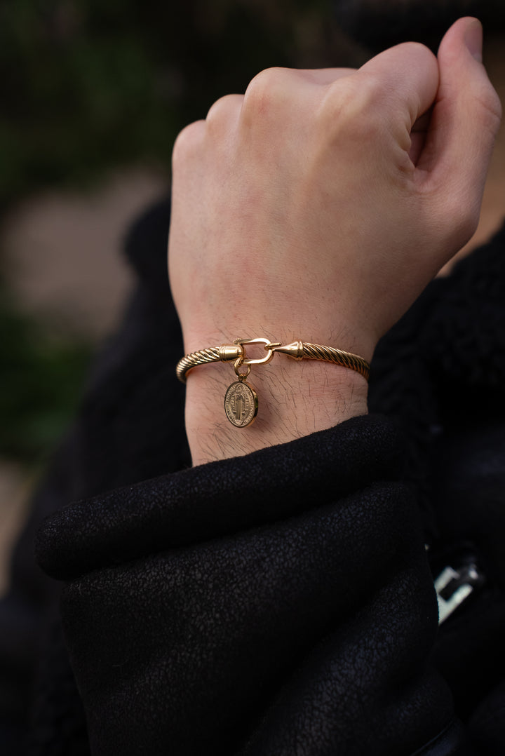 Brazalete Medalla de San Benito Electroplatinado Oro 18k
