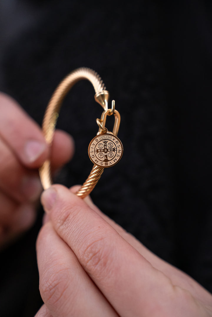 Brazalete Medalla de San Benito Electroplatinado Oro 18k