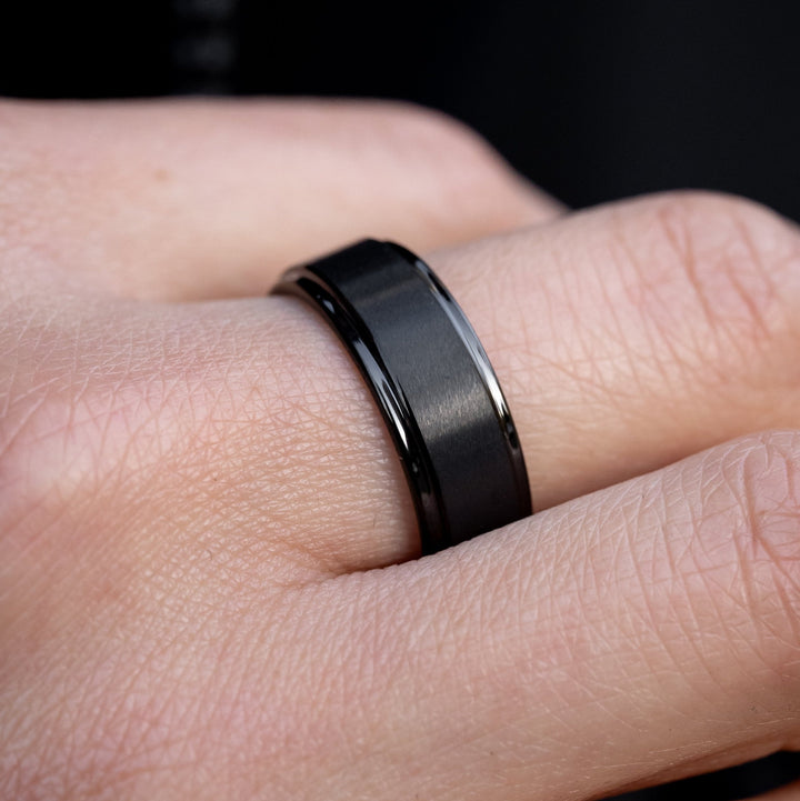 Anillo Essential Strong Black Carburo de Tungsteno