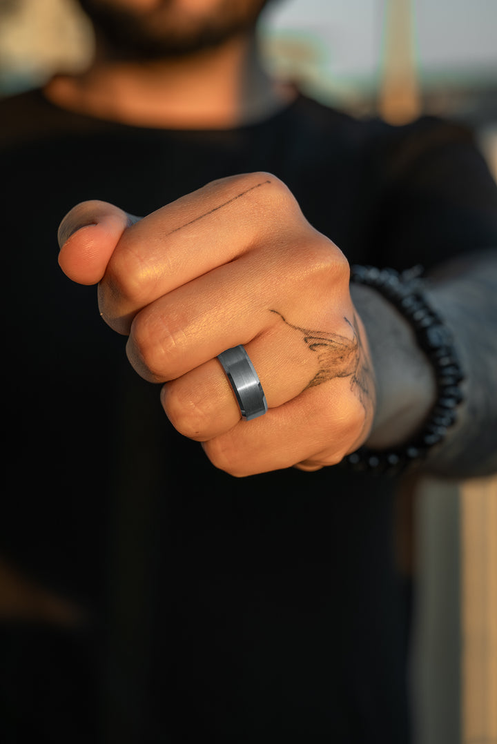 Anillo Essential Edge silver Carburo de Tungsteno