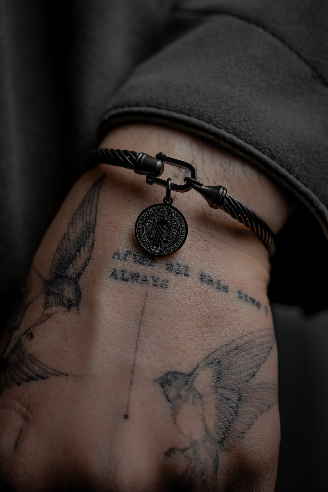 Brazalete Medalla de San Benito Black